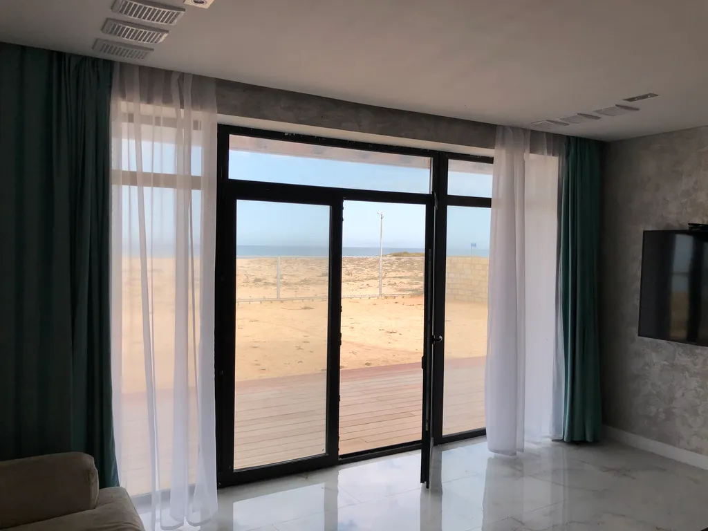 Современный стильный дом у моря