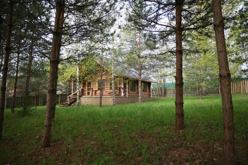 Комфортный дом на лесном участке у озера, рядом с городом