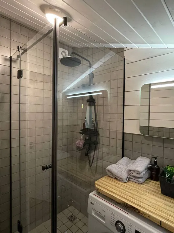 Уютный домик в ёлках