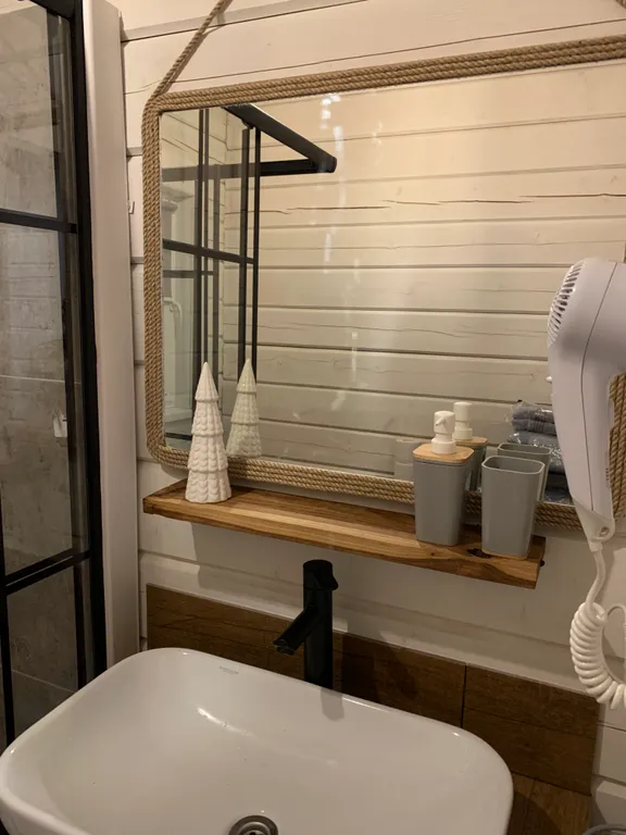 Уютный дом на самом берегу реки