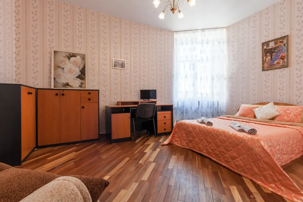 Большая комната на троих человек в центре