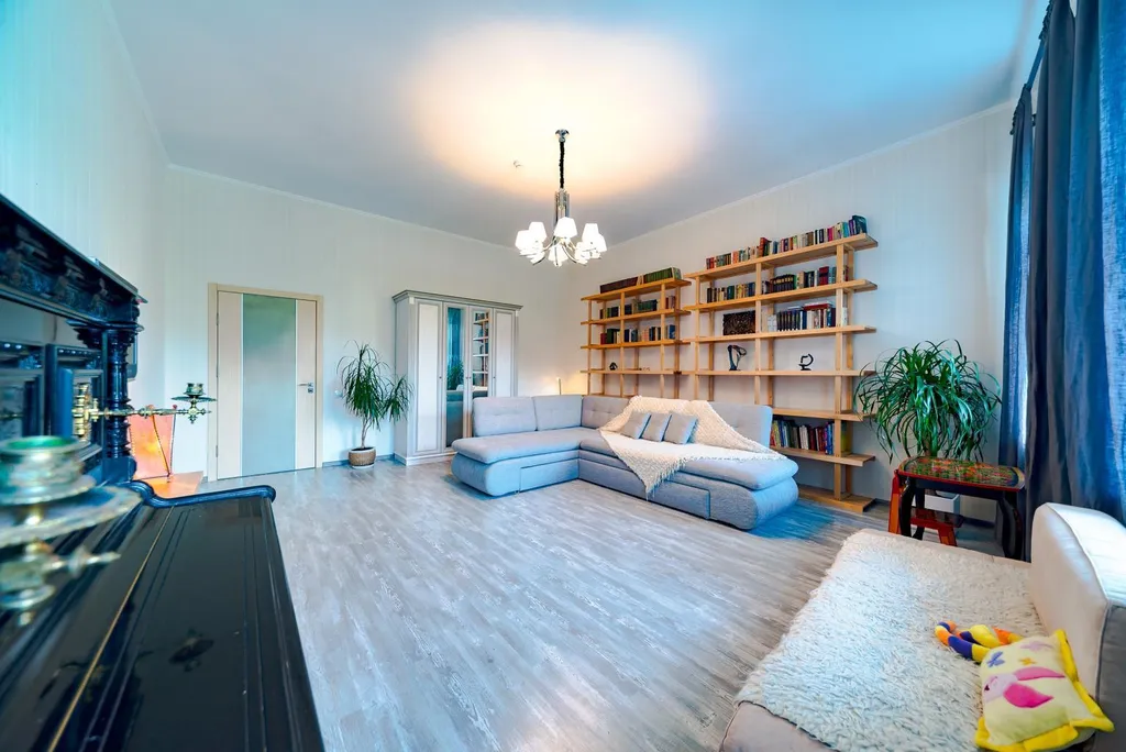 В центре, с видом на Адмиралтейский канал и "Новую Голландию"