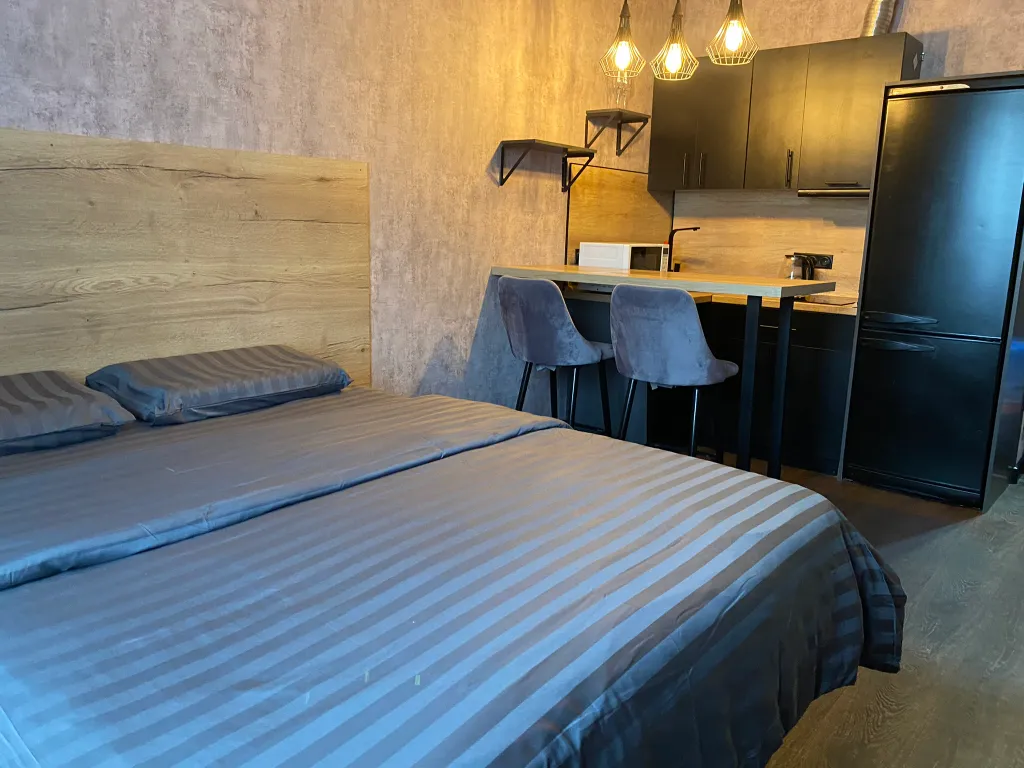 Уютная современная квартира с парящей кроватью с подсветкой