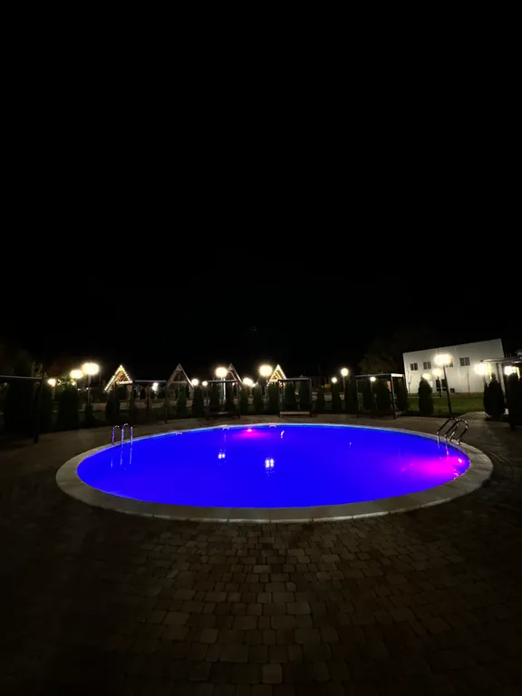 А-фрейм с бассейном и видом на озеро