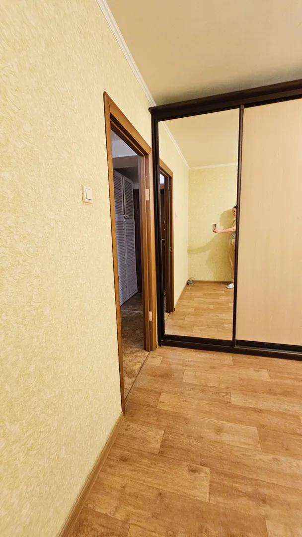 Шкаф в комнате 