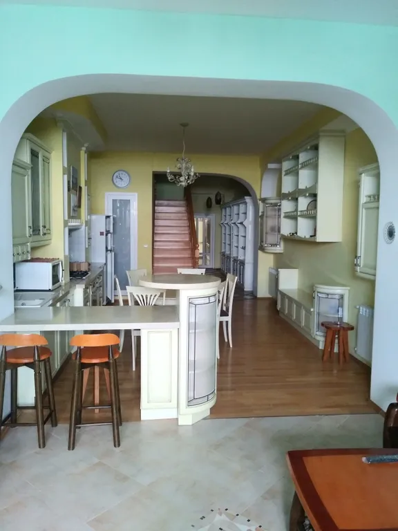 Эллинг на берегу моря