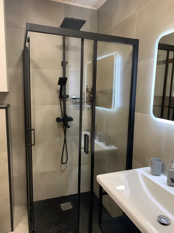 Коттедж Уютный современный дом в сосновом лесу у озера — Запорожское