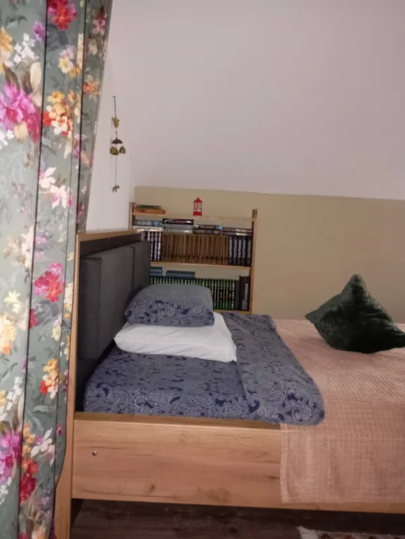 Комната с балконом в мансарде частного дома