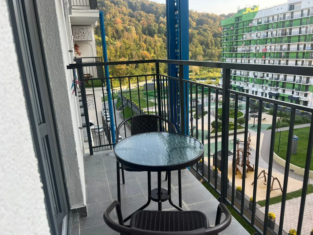 Новая студия с видом на горную реку и лес