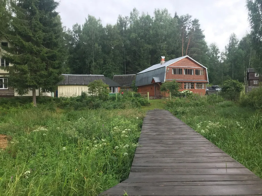 Дом на берегу озера Селигер