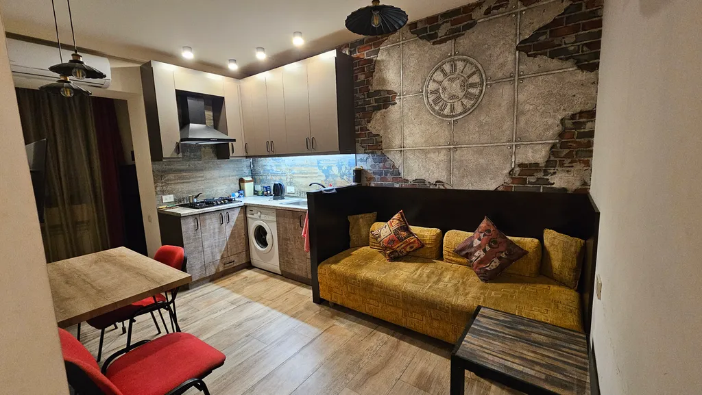 Просторная, светлая квартира с двумя спальнями, малый центр