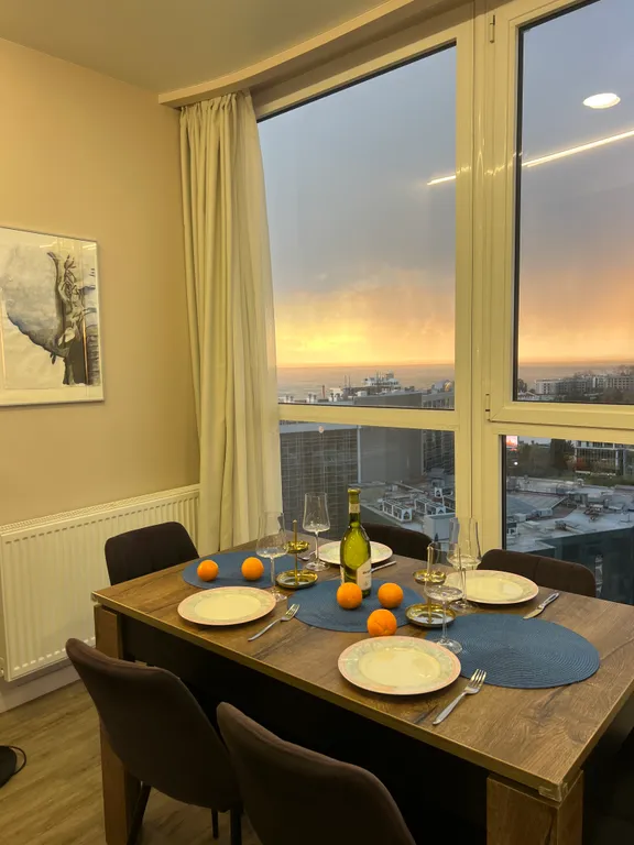 Уютная квартира с видом на морской порт и горы