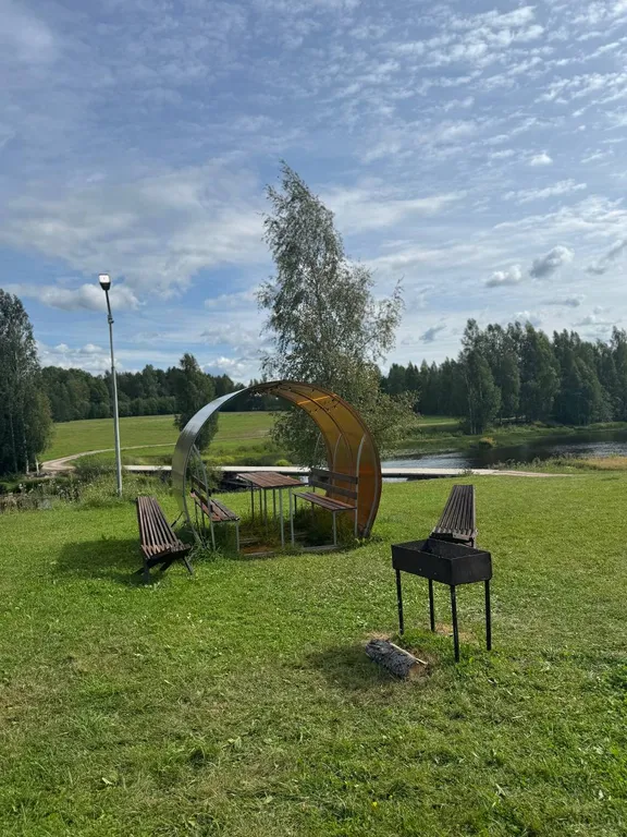 Домик в живописном месте на берегу