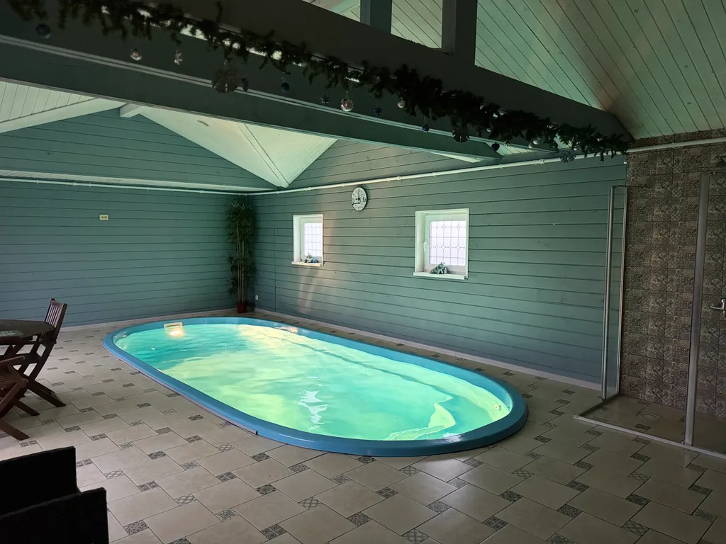 Загородный домик с бассейном и сауной