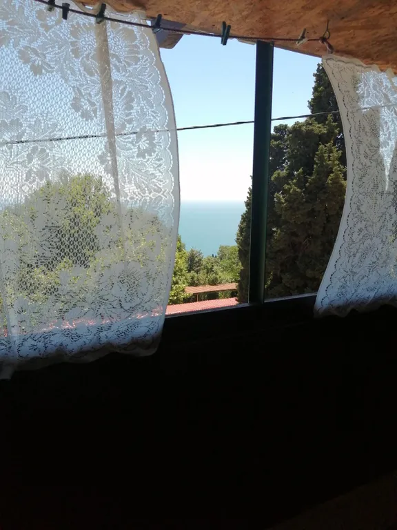 Коттедж Уютный домик с террасой и видом на море, душ и туалет в помещении — аренда посуточно в Алупка