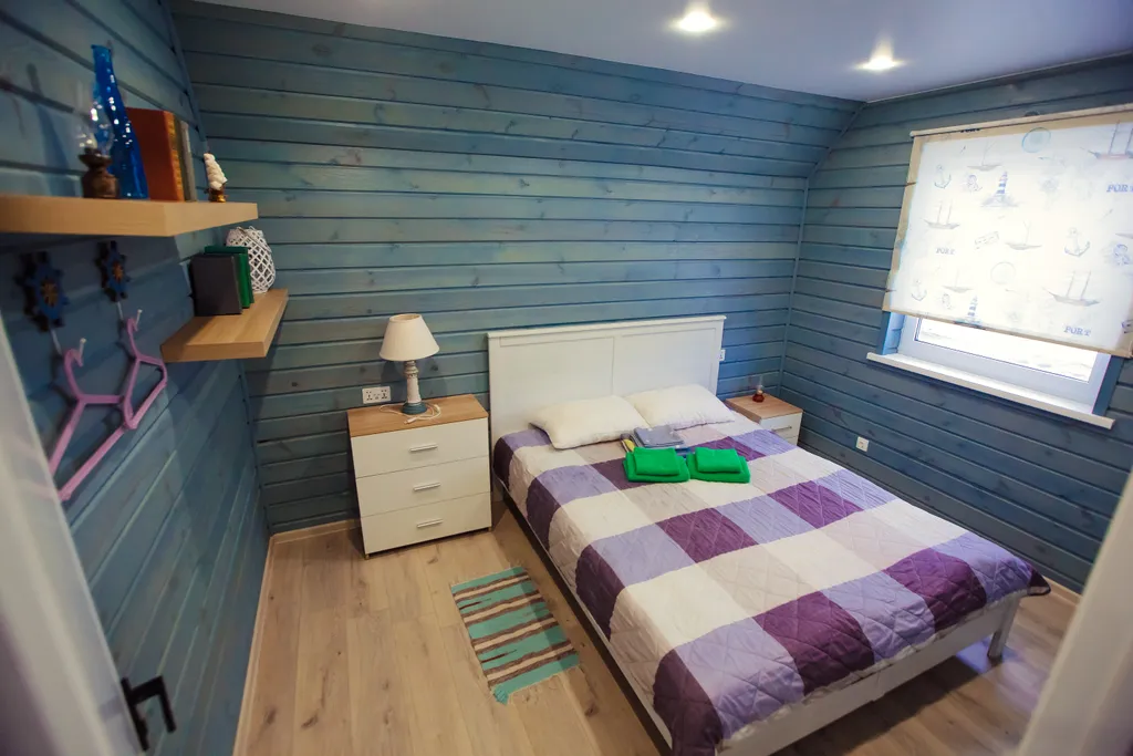 Панорамный коттедж в морском стиле с видом на озеро