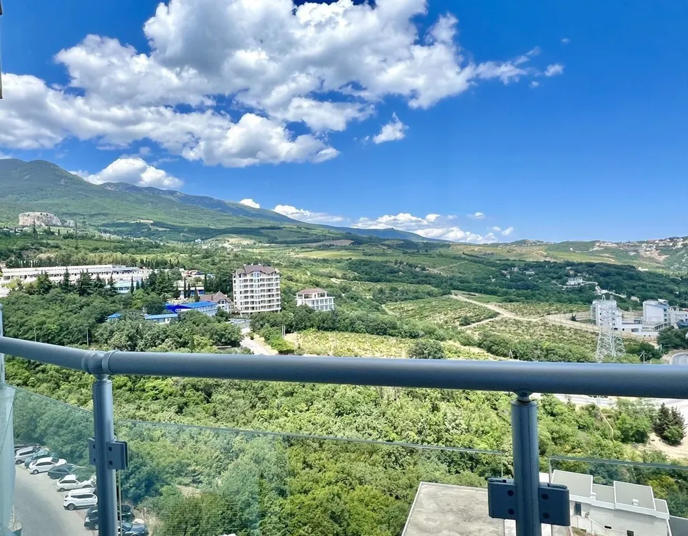 Уютная двухкомнатная квартира с шикарным видом в Гурзуфе