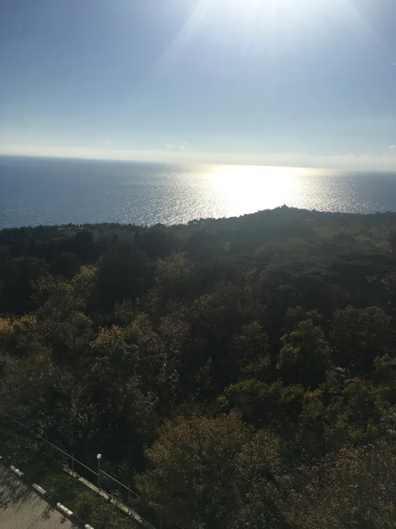 Двухкомнатная, новая, видовая квартира с витражными окнами на парк, море, горы