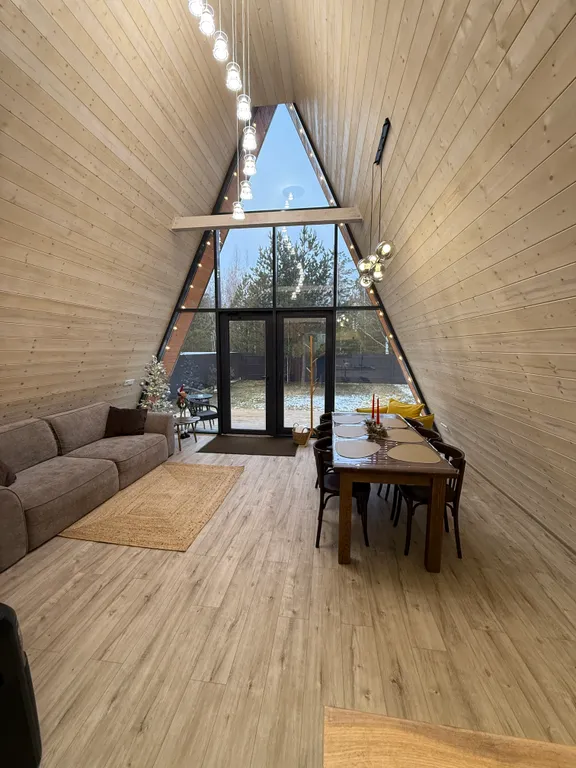 Уютный домик у леса