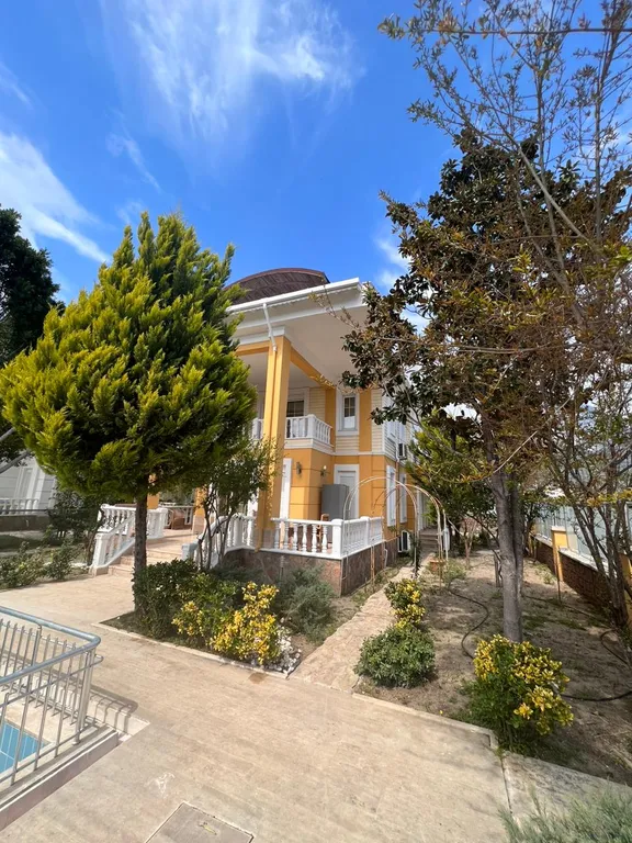 Шикарная вилла с садом и с бассейном в Кемере