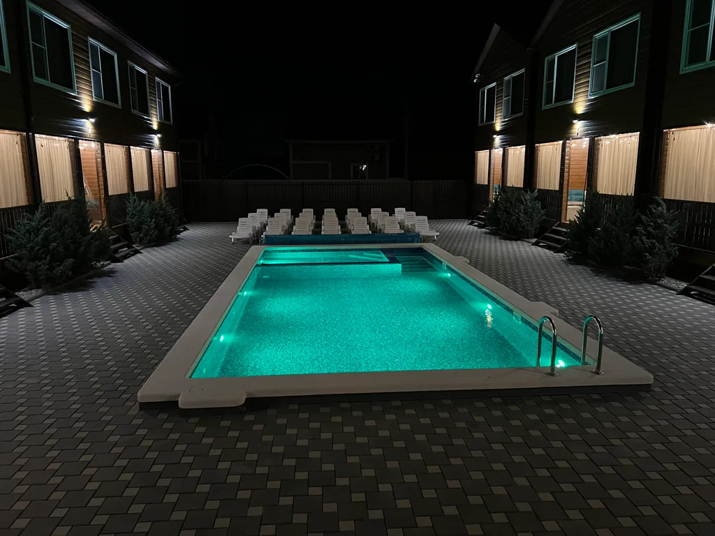 Коттедж с тёплым бассейном — аренда посуточно в Голубицкая