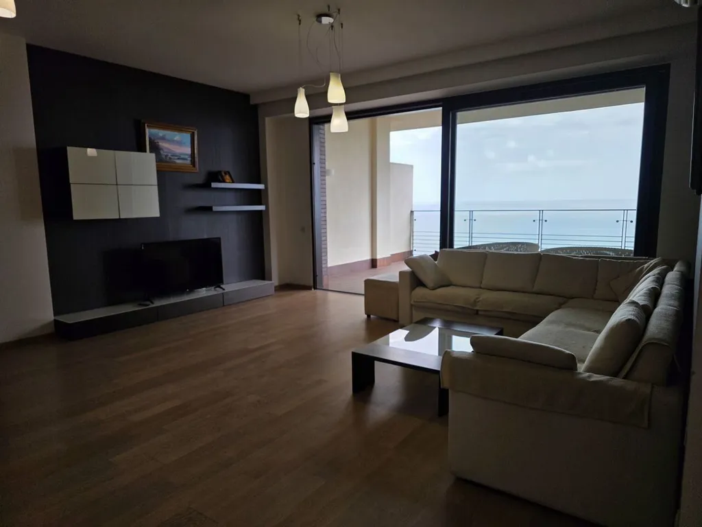 Просторная двухкомнатная квартира с видом на море