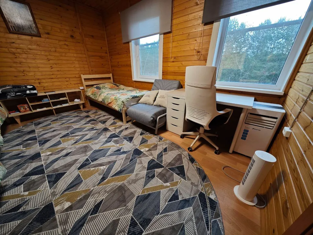 Домик на берегу озера