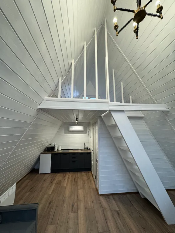 Домик афрейм в дубовом лесу