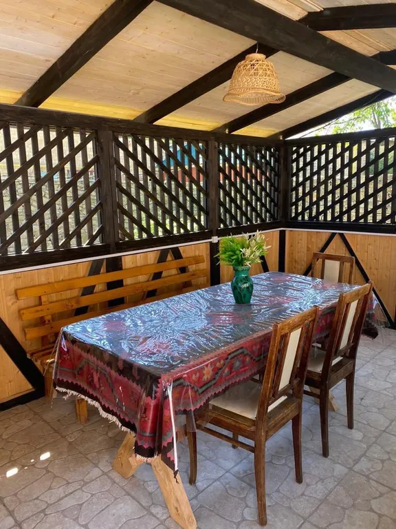 Розовый дом в горах