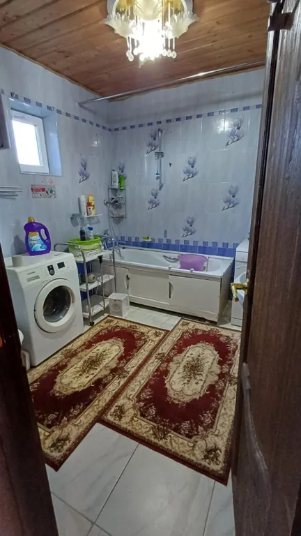 Деревянный дом в горах с видом на море