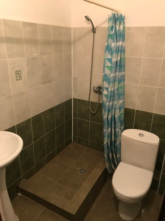 Трехместный светлый номер с раздельными кроватями со всем необходимым