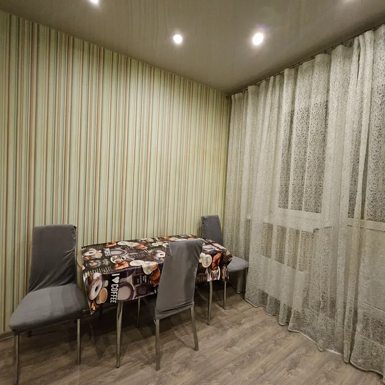 Большая квартира с лоджией в центре города