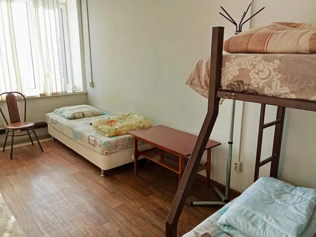 Пятиместный номер с окном