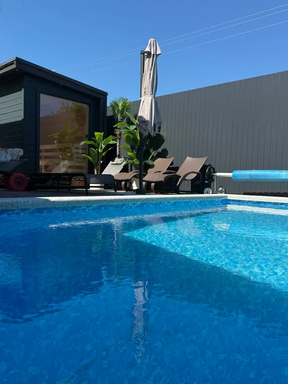 Коттедж Дом с горячим бассейном и баней на дровах — Елизаветинская