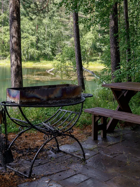 Уединённый дом на берегу живописной заводи