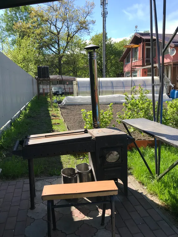 Дом в саду с баней и бассейном летом