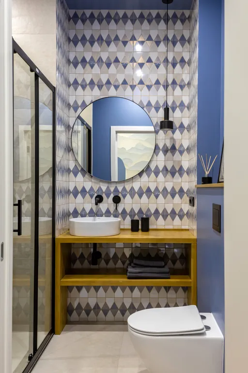 Дизайнерская студия с качелью в центре на набережной