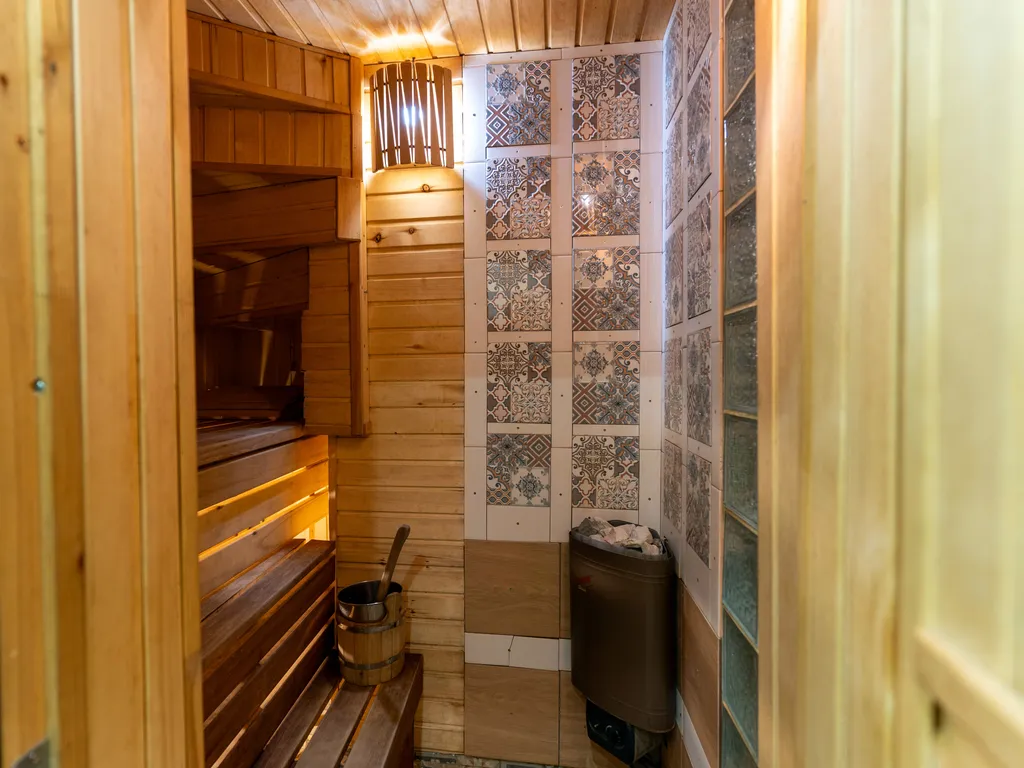 Современный дом с уличной подогреваемой купелью и сауной