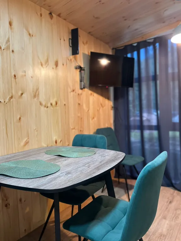 Домик в лесу с панорамным окном