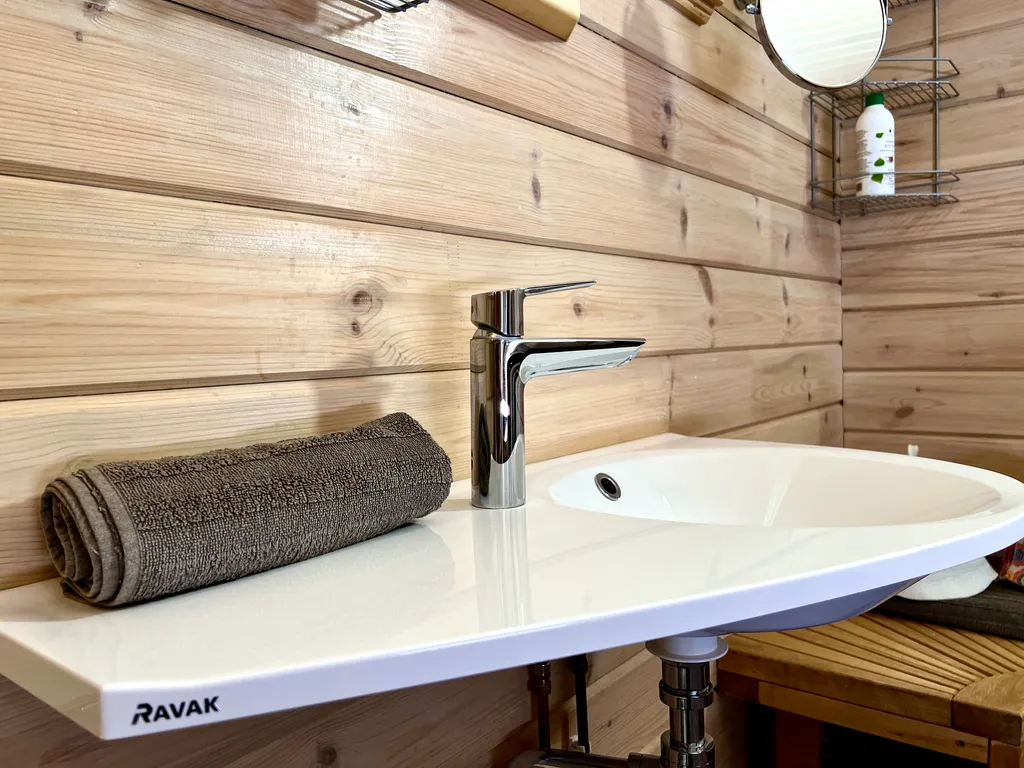 Маленький дом на берегу озера