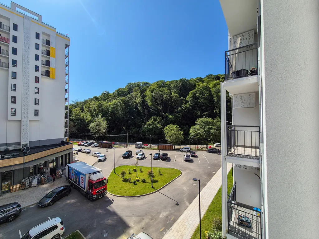 Просторная студия с балконом