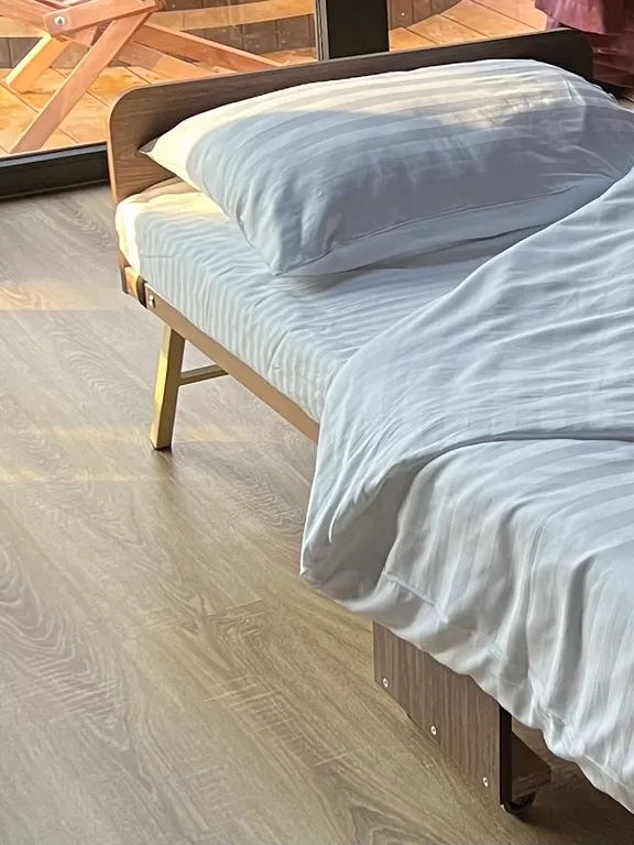 Афрейм с видом на лес рядом с горной рекой