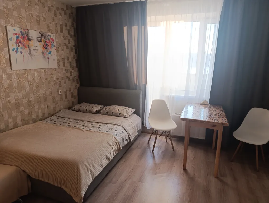 Уютная студия с видом на пруд