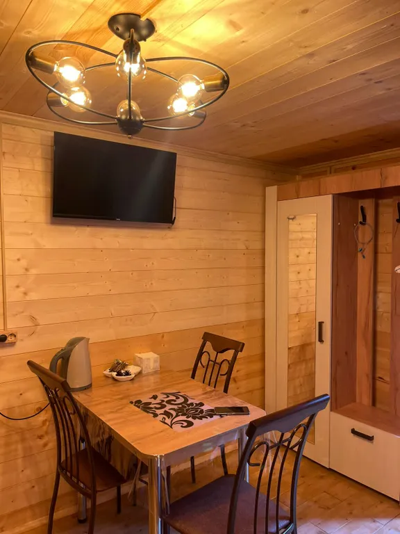 Домики-шале с видом на сосновый лес