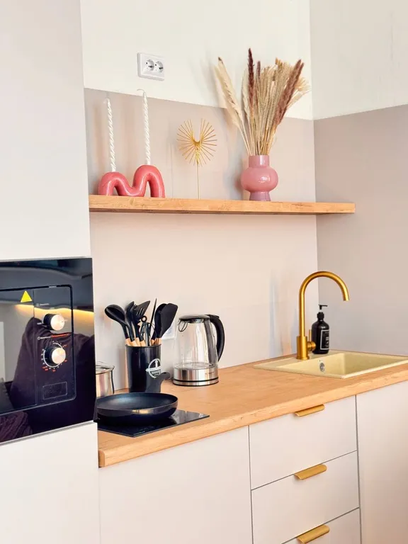 Милая студия с дизайнерским ремонтом