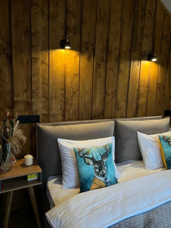 Дом с пятнистыми оленями и кроликами в лесу