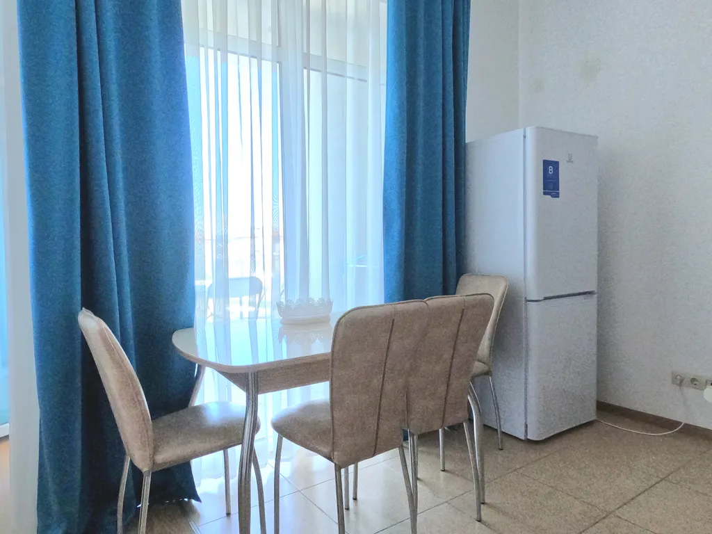 Студия с балконом и видом на синее море и горы