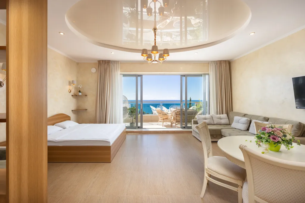 Квартира с бассейном и видом на море