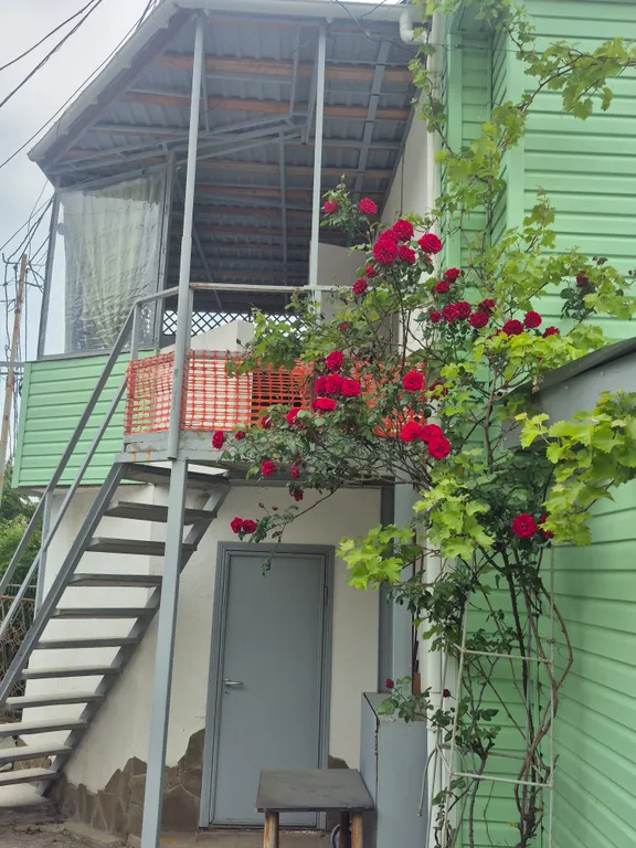 Часть дома с верандой и видом на море, горы и храм