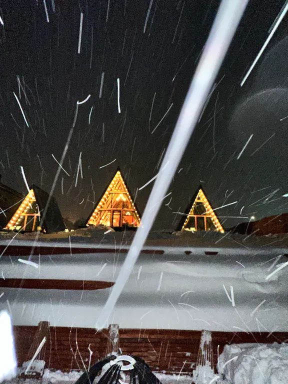 Треугольный дом A-фрейм с панорамными окнами Космос